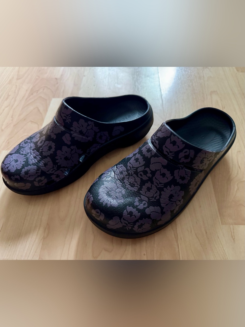 Women’s Oofos Black Clog with Purple Floral Print Size 9
